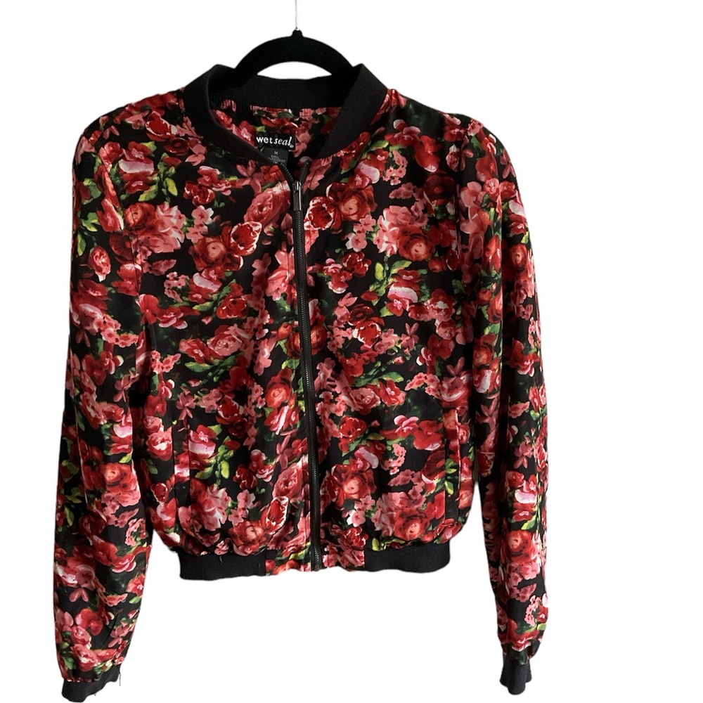 Beautiful wetseal throwback! Previously loved. New condition.Lined. Has POCKETS!